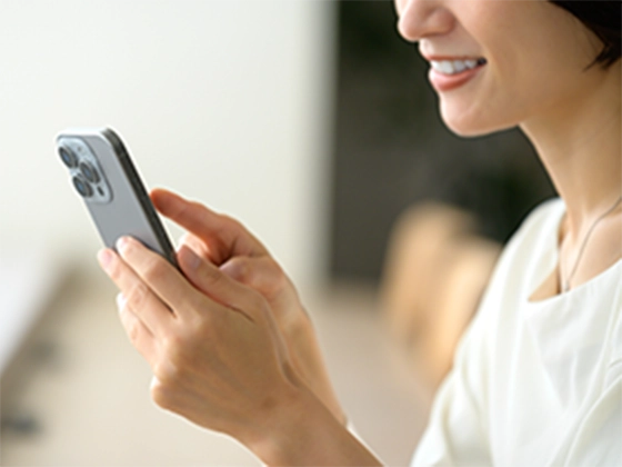スマートフォンを操作する人物の画像